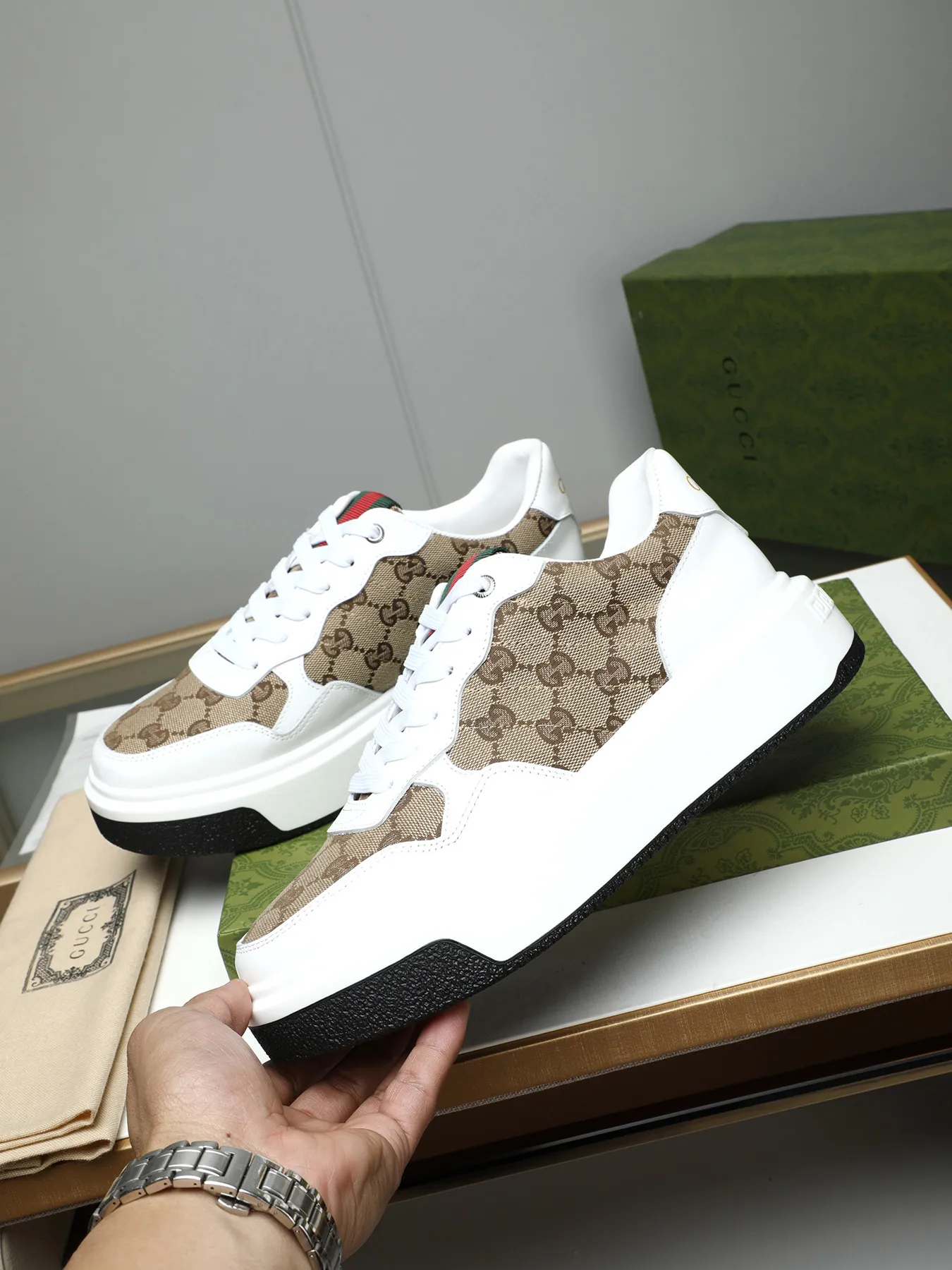 Men's shoes 💰480 New men's shoes GUCCI Fashion trend Made of first-layer calfskin ➕ washed sheep lining! The foot feels super comfortable and the workmanship is impeccable. Foam ultra-light outsole, size: 38-44 (45 customized) 4 colors to choose from!